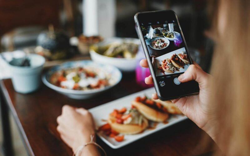 Smartphone photographing food